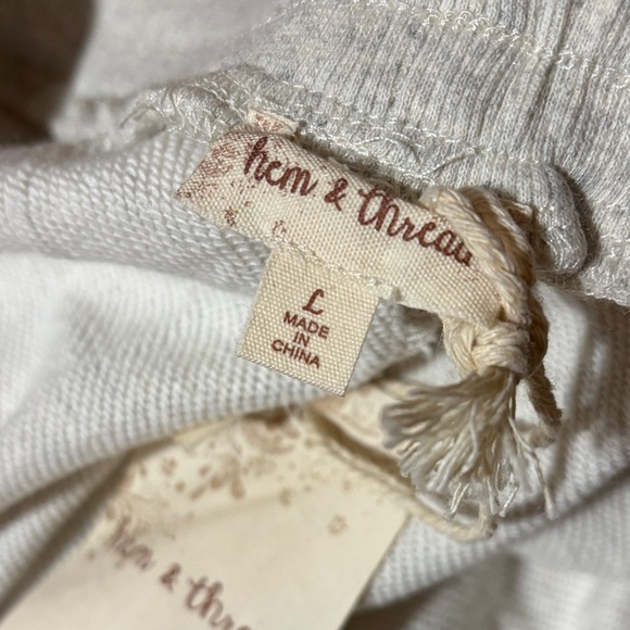 NWT Women's Light Gray Joggers with Embroidered Flowers 💐 - Picture 4 of 7